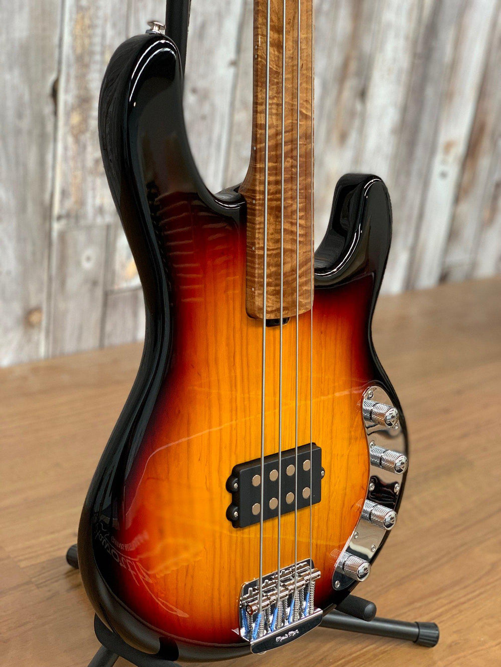 Ernie Ball Music Man STINGRAY SIERRA VINTAGE FRETLESS Bass Guitar